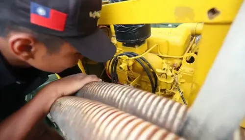 ▲海軍水下作業大隊整備大型抽水機。（圖／第四作戰區提供）