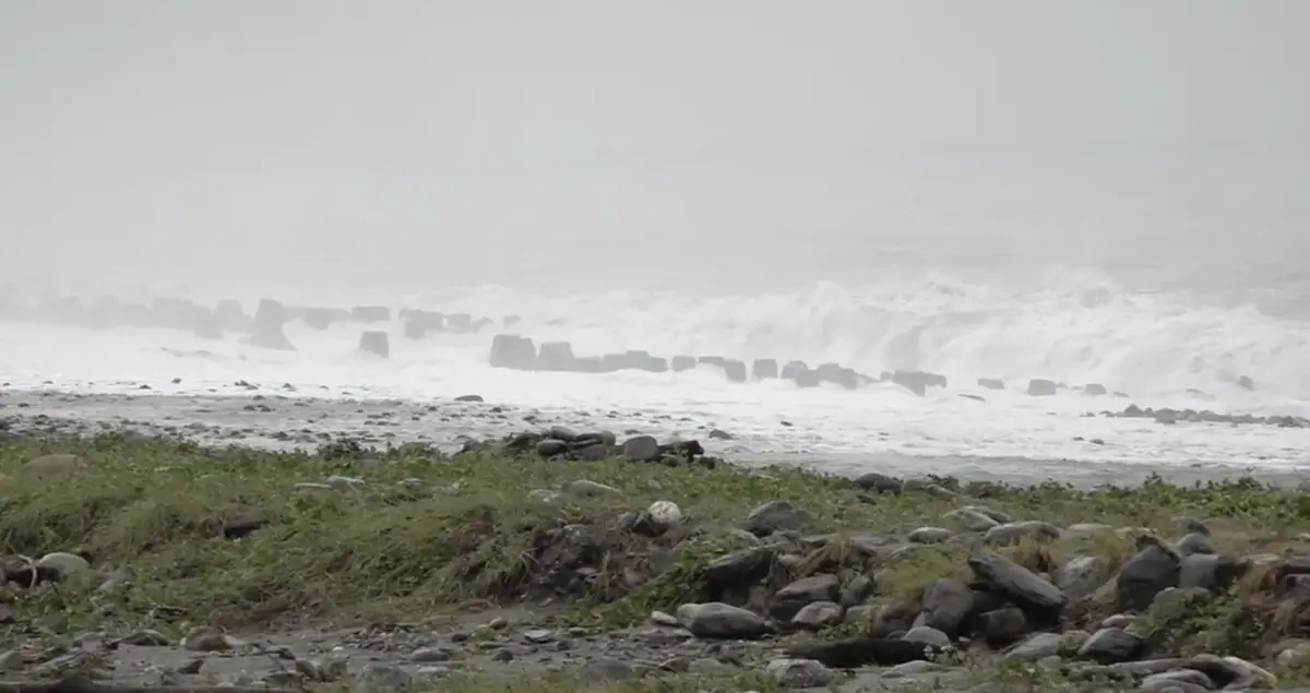 ▲颱風山陀兒來勢洶洶，台東縣海濱公園掀長浪、降豪雨。（圖／記者朱永強攝,2024.10.01）
