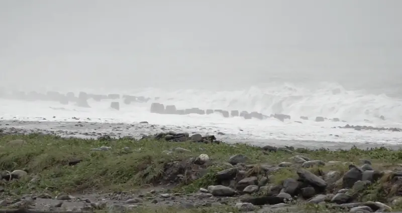 ▲颱風山陀兒來勢洶洶，台東縣海濱公園掀長浪、降豪雨。（圖／記者朱永強攝,2024.10.01）