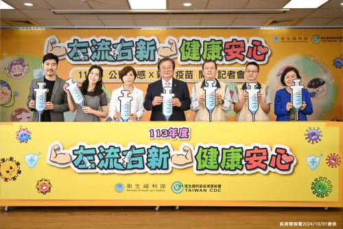 今年度公費流感與新冠疫苗分2階段開打,第1階段於10月1日起開打,第2階段自11月1日開始,開放50至64歲無高風險慢性病成人接種流感疫苗,並全面開放6個月以上民眾接種新版JN.1新冠疫苗。(圖/衛生福利部疾病管制署提供) ▲今年度公費流感與新冠疫苗分2階段開打,第1階段於10月1日起開打,第2階段自11月1日開始,開放50至64歲無高風險慢性病成人接種流感疫苗,並全面開放6個月以上民眾接種新版JN.1新冠疫苗。(圖/衛生福利部疾病管制署提供)