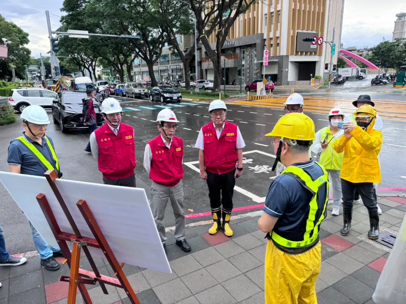 ▲副市長林欽榮今率捷運局及公園處檢視大順路段沿線防颱護樹準備工作。（圖／高市府捷運局提供）