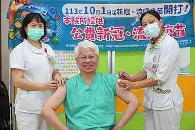 台中醫院設雙疫苗接種專區 呼籲「左流右新」雙打雙防護