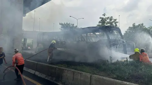 泰國校車失火25師生罹難　倖存老師曝慘況：爆胎又遇車門打不開
