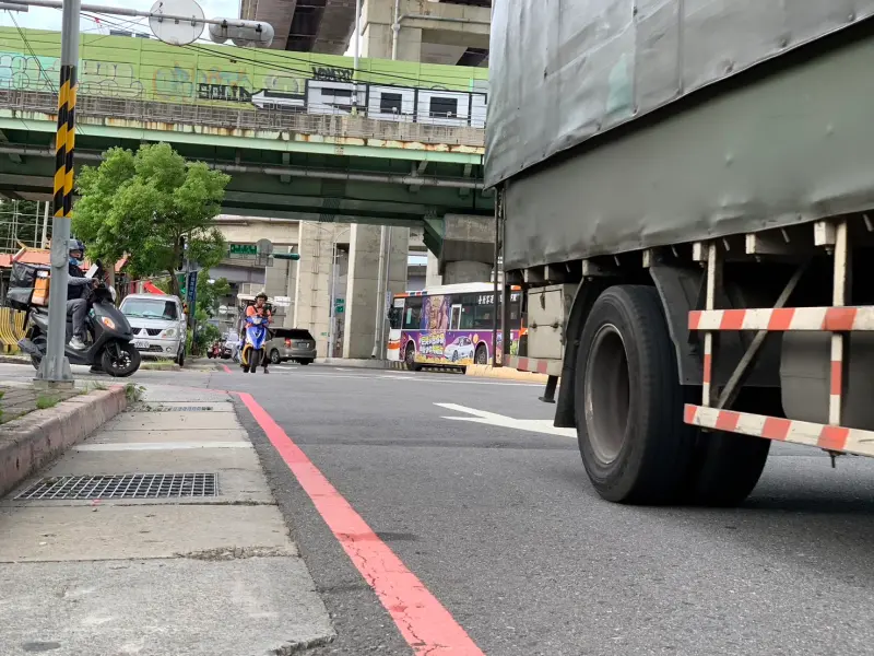 ▲山陀兒颱風停班停課，新北市全市紅黃線開放停車。（圖／新北市政府提供）