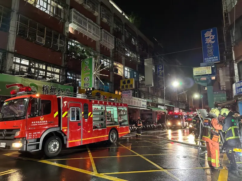 ▲2日凌晨，新北新莊區民本街某出租套房火警，曾男到派出所報案，遭警方認出是縱火犯當場拘提。（圖／翻攝畫面）