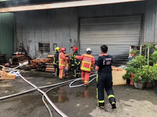 ▲2日清晨，台中市西屯區一間木材工廠發生火警，台中市消防局獲報後，出動各式消防車30輛、消防人員84名到場搶救。（圖／翻攝畫面）