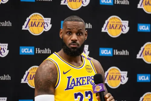 ▲NBA在昨日迎來季前媒體日，洛杉磯湖人球星「詹皇」LeBron James也出席，在被媒體告知，自己連續2年成為聯盟最老球員時，詹皇「複製貼上」去年的反應，再次抱頭尖叫。（圖／美聯社／達志影像）