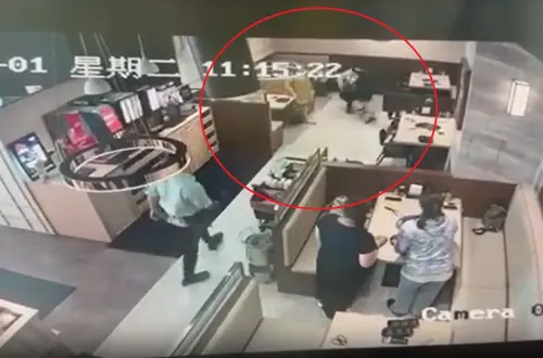 ▲本月1日，台中知名賣場Lalaport內某燒肉店，傳出一名鄭姓女客人出手攻擊女店員，造成林姓女店員臉部挫傷、腳部瘀青。（圖／翻攝畫面）