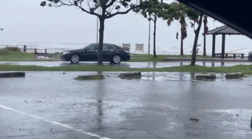 影／山陀兒颱風午後風雨加大　高雄旗津岸邊掀巨浪
