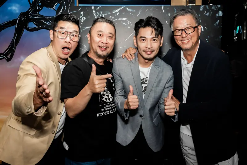 ▲《X！又是星期一》10月1日晚間舉辦首映會，導演阿Ken（右二）恩師王偉忠（右一）、邰智源（左二）皆熱情捧場。（圖／鏡文學提供）