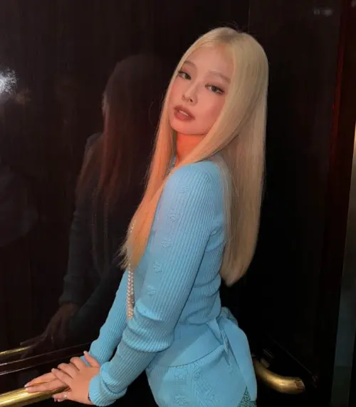 ▲Jennie日前才因室內抽菸一事挨轟,近日新造型曝光又被網友攻擊不適合,看起來很廉價。(圖/Jennie IG) ▲Jennie日前才因室內抽菸一事挨轟,近日新造型曝光又被網友攻擊不適合,看起來很廉價。(圖/Jennie IG)