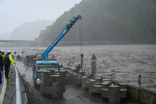 山陀兒挾豪雨！台東太麻里溪暴漲　急投消波塊警戒
