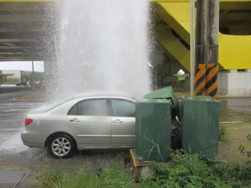 影／電線跳水舞！加油站前「超級豪大雨」洗車　網笑一撞獨享尊榮
