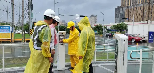 ▲吳嘉昌檢視輕軌站設施及驗票機防水保護。（圖／高市府捷運局提供）