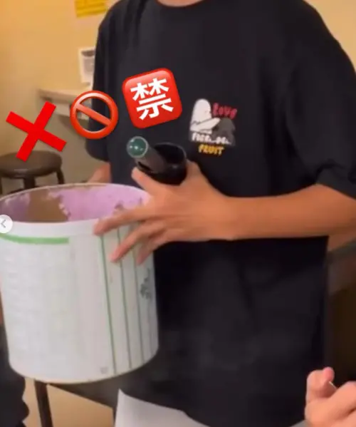 ▲男大生直接拿起整桶冰淇淋到用餐區,用公用冰杓開始狂嗑。(圖/翻攝店家IG) ▲男大生直接拿起整桶冰淇淋到用餐區,用公用冰杓開始狂嗑。(圖/翻攝店家IG)