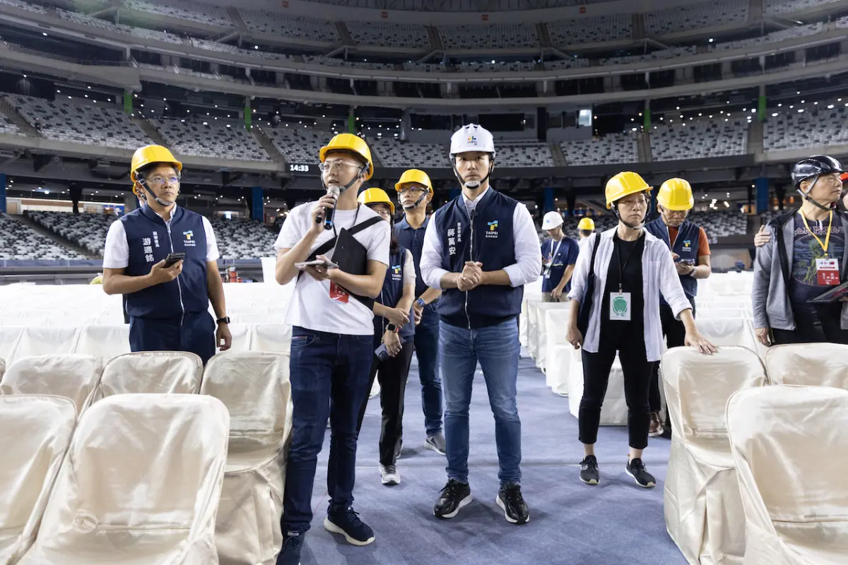 ▲台北市府日前稱本月1日漏水未改善，可依法每日處10萬元，今日議員考察發現外野漏水嚴重，痛批蔣萬安何時要開出第一張罰單。（圖／北市府提供）