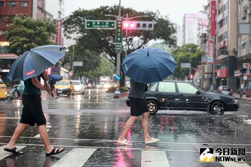 ▲山陀兒颱風（Krathon）持續朝台灣逼近，基隆、台北、新北及桃園4縣市共同宣布，明（3）日停班停課。（示意圖/攝影中心）