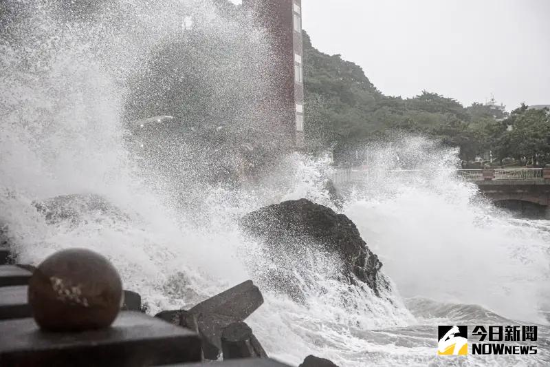 ▲山陀兒颱風緩步前進，氣象署預估最快深夜或明日清晨從南部登陸，截至今（2）日晚間8點統計資料，全台傳出843件災情通報，其中包含2死、2失蹤、102人受傷。。（圖/攝影中心）