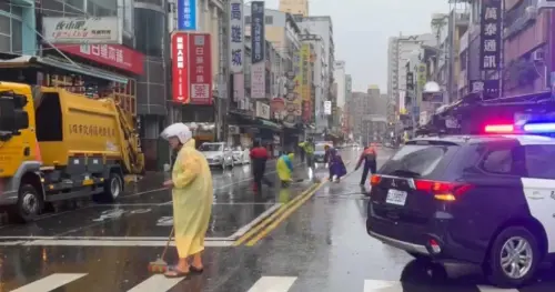 山陀兒颱風逼近台灣！高雄商辦大樓玻璃遭吹落砸地、整座鷹架倒塌
