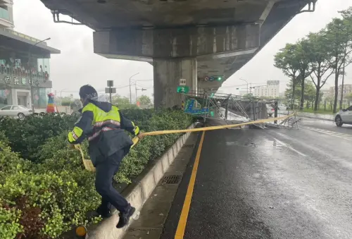 ▲山陀兒颱風持續逼近台灣，今天下午，高雄新興區六合二路，發生大樓玻璃疑遭吹落，鳳山區台88橋墩工程的鷹架被吹倒。（圖／翻攝畫面）