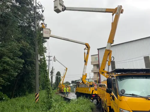 颱風山陀兒掀強風！吹落高壓電線　高雄4區斷電逾2000戶受影響
