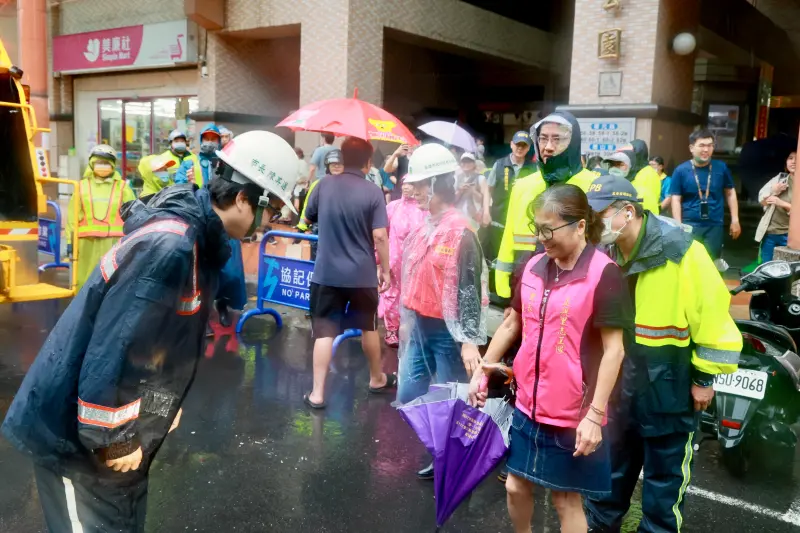 ▲陳其邁慰勞隨車清運清潔人員。市民朋友紛紛跟市長握手、揮手，感謝市府的貼心服務，陳其邁也向隨車清運清潔人員鞠躬致謝他們的辛勞付出。（圖／高市府提供）