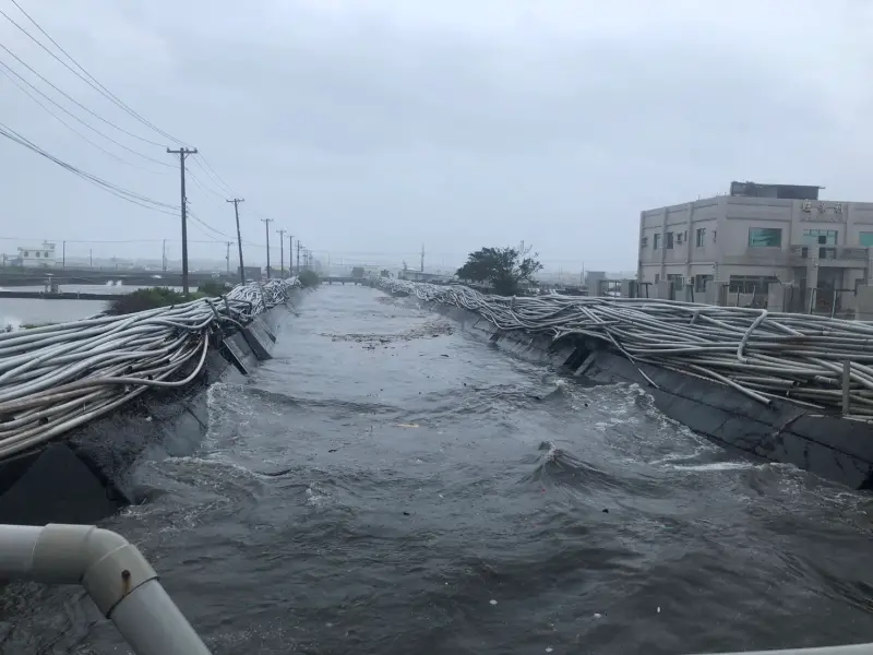 ▲屏東枋寮大庄海堤破損，潰堤長度約20至30公尺，河川局立即調派大型機具進駐放置太空包和消波塊。（圖／屏東縣府提供）