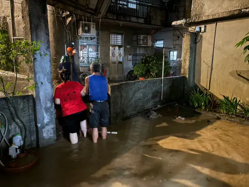 山陀兒豪雨炸新北！基隆河暴漲　瑞芳多處淹水「水深至小腿膝蓋」
