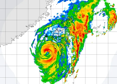 ▲山陀兒颱風減弱相當多，颱風眼不再清晰，登陸後強度會掉更快，可能在今晚至明天凌晨降級為「熱帶性低氣壓」。（圖／中央氣象署）