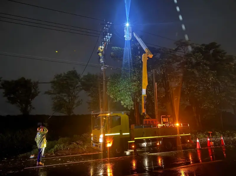 ▲台電積極搶修下，已有逾82%修復，還有1.8萬戶尚未復電，其中以屏東縣1.1萬戶最多。（圖／台電提供）