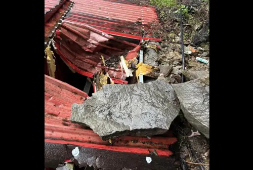 豪雨炸瑞芳！「天降巨石」砸瑞芳圓山福德宮　鐵皮被砸穿破大洞
