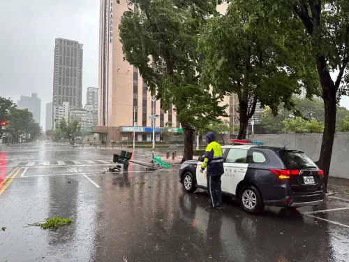 ▲中正四路與市中一路口通報號誌桿疑似因強風遭吹斷，並佔據外側車道，巡邏警組在場管制，提醒用路人注意避開，現場無人受傷或其他財損。（圖／新興分局提供）