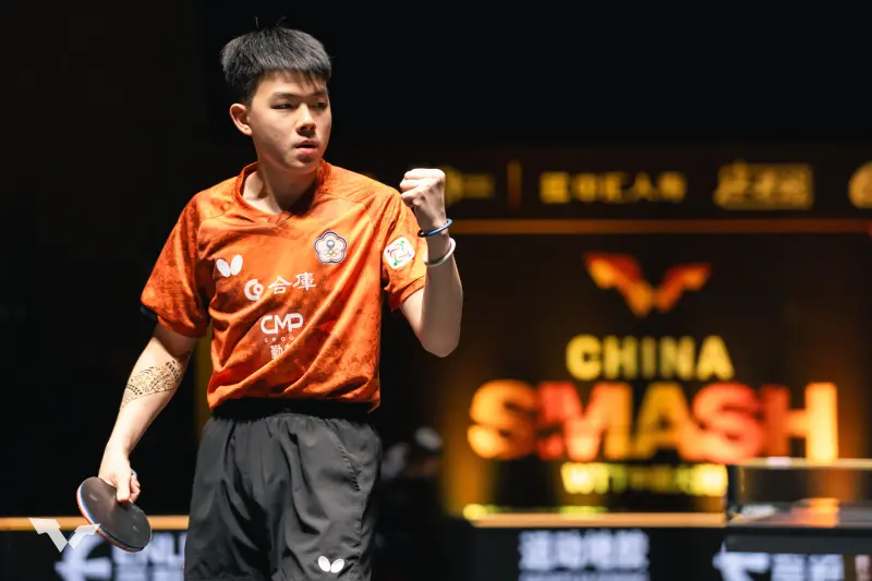 ▲世界排名24的台灣桌球好手「柚子同學」高承睿今晚在2025年WTT新加坡大滿貫賽男單次輪，面對法國好手、巴黎奧運男單銅牌得主「眼鏡弟」Felix Lebrun，激戰5局後逆轉以3：2贏球，闖進男單16強。(圖／取自WTT)