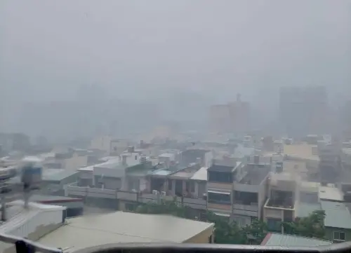 ▲今日高雄風大雨大，能見度相當低。（圖／讀者葉小姐提供）