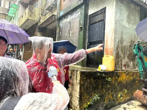 ▲謝國樑前往仁二路、仁四路及祥豐街一帶視察土石流與局部積淹水情形。（圖／基隆市政府提供）