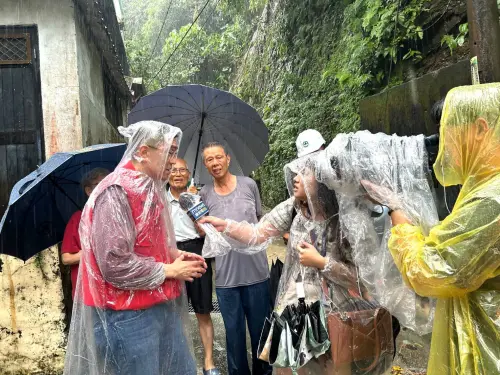 ▲謝國樑前往仁二路、仁四路及祥豐街一帶視察土石流與局部積淹水情形。（圖／基隆市政府提供）