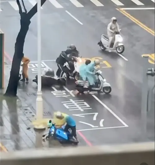 高雄市中華路與新光路口路邊的機車騎士也因為強風吹襲而動彈不得,甚至被強風吹翻。(圖/翻攝記者爆料網) ▲高雄市中華路與新光路口路邊的機車騎士也因為強風吹襲而動彈不得,甚至被強風吹翻。(圖/翻攝記者爆料網)