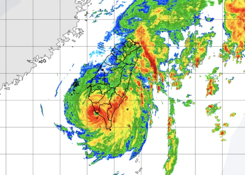 ▲山陀兒颱風生成後，歷經6天的移動，今（3）日中午12時40分，正式在「高雄小港」登陸。（圖／中央氣象署）