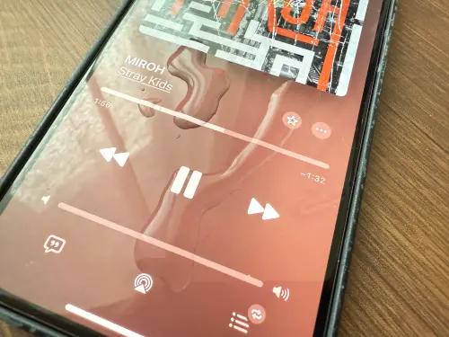 ▲網友分享手機進水後播放Stray Kids歌曲《MIROH》，喇叭孔竟噴出大量水珠，引發熱議。（圖／記者周淑萍攝）