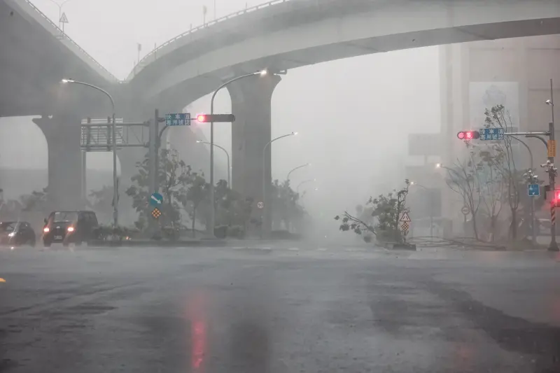 ▲山陀兒颱風颳起強風豪雨，高雄多區遭列一、二級淹水警戒。（圖／記者葉政勳攝,2024,10,03）