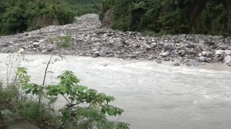 ▲對於現場土石清淤量，徐榛蔚回應，據花蓮縣府建設處及秀林鄉公所統計，三棧南溪滑下來土石約有3萬5000立方公尺。（圖／記者朱永強攝影）