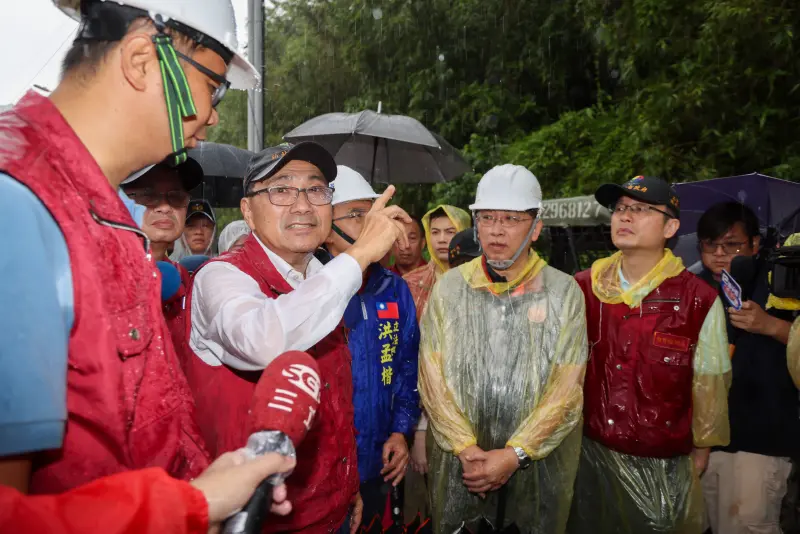 ▲新北市長侯友宜今日上午視察瑞芳高工後方邊坡道路土石滑落搶修。（圖／新北市政府提供）