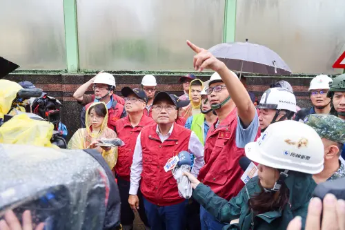 ▲新北市長侯友宜今日上午視察瑞芳高工後方邊坡道路土石滑落搶修。（圖／新北市政府提供）