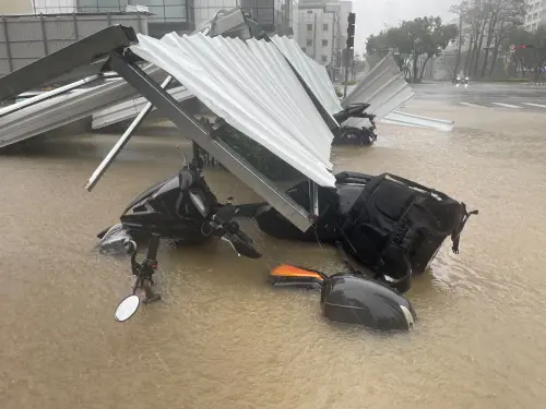 ▲高雄路上有機車倒塌並沈在水中。（圖／記者葉政勳攝）