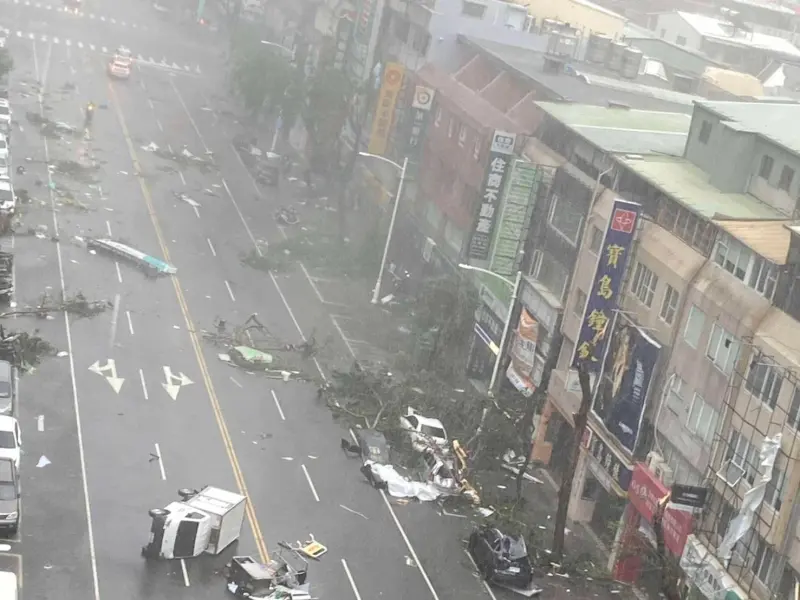 ▲中度颱風山陀兒今（3日）中午在高雄小港登陸，高雄市區狂風驟雨不斷。（圖／讀者提供）