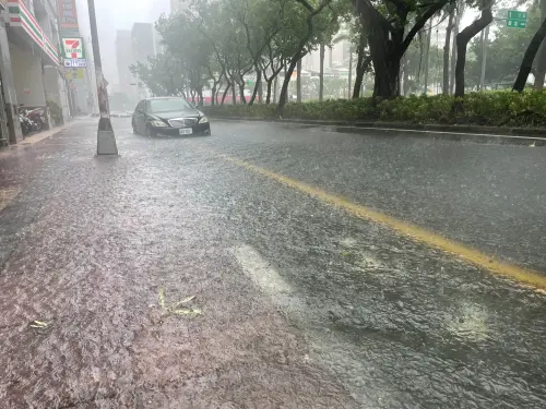 ▲高雄路上的水勢升高。（圖／記者葉政勳攝）