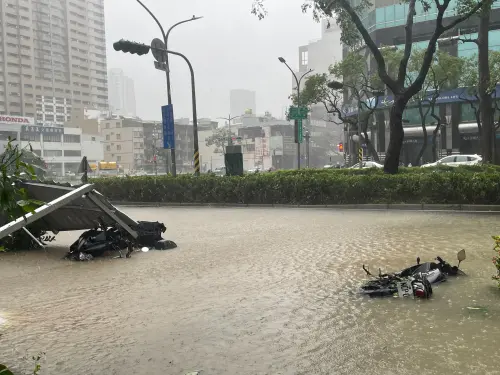 ▲許多機車在路上翻倒。（圖／記者葉政勳攝）