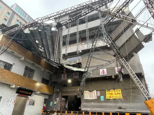 山陀兒颱風肆虐高雄三民區,記者直擊冷凍廠的鐵皮屋頂慘遭12級強風摧毀,畫面觸目驚心。(圖/記者葉政勳攝) ▲山陀兒颱風肆虐高雄三民區,記者直擊冷凍廠的鐵皮屋頂的慘遭12級強風摧毀,畫面觸目驚心。(圖/記者葉政勳攝)