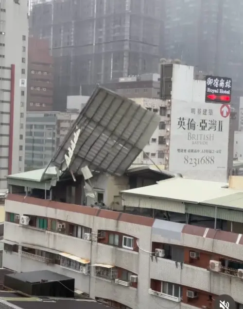 ▲高雄遭山陀兒颱風強襲，多處傳來鐵皮、鷹架遭吹垮吹飛。（圖／翻攝自threads）