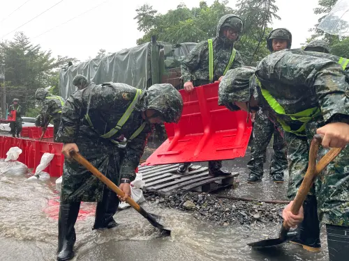 影／太麻里沙崙溪暴漲溢堤　國軍出動導流引水
